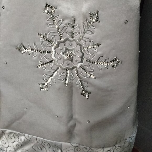 New Silver Beaded/Sequined Snowflake Tree Skirt - Picture 6 of 12